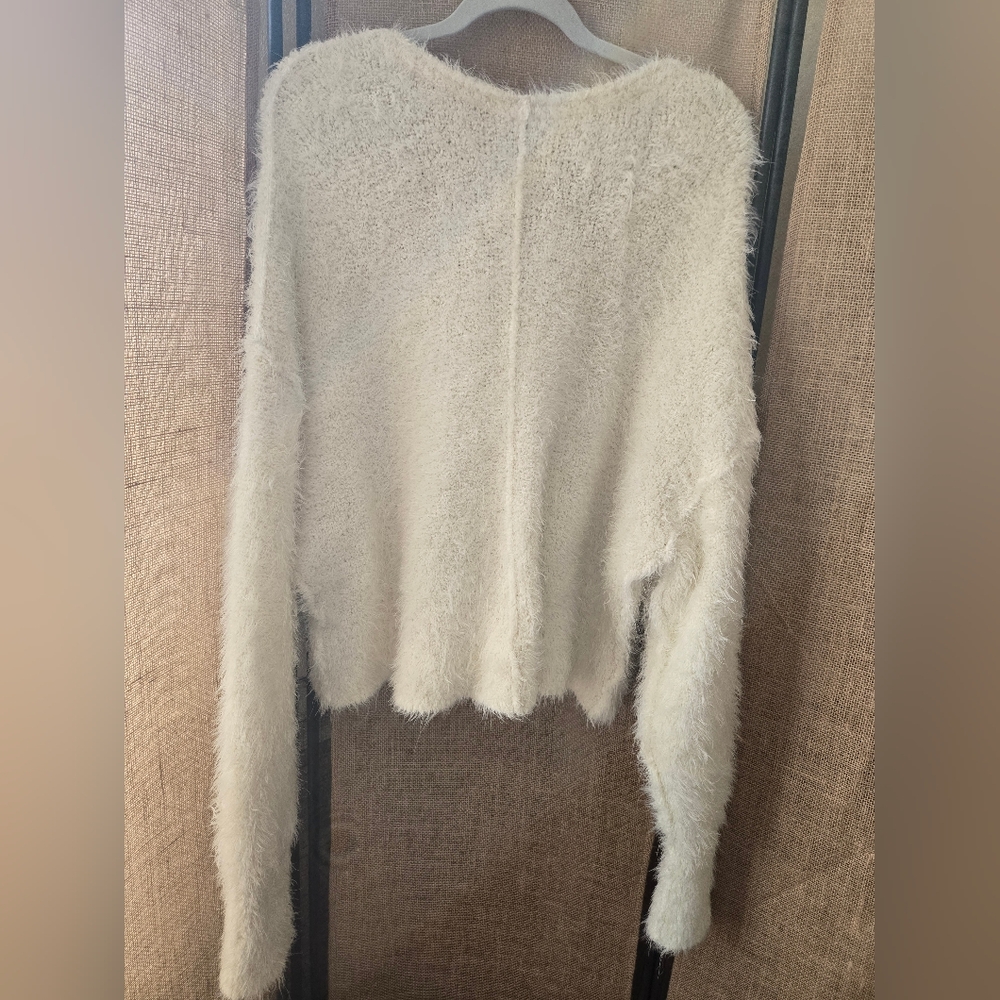 Free People Women's Cozy White Fuzzy Soft V-Neck Sweater NWOT Medium - Picture 10 of 10